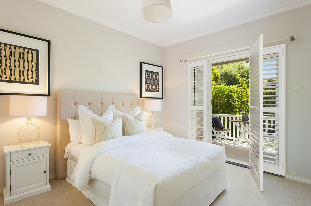 シドニーにあるトランジショナルスタイルのおしゃれな客用寝室 (グレーの壁、カーペット敷き) のレイアウト