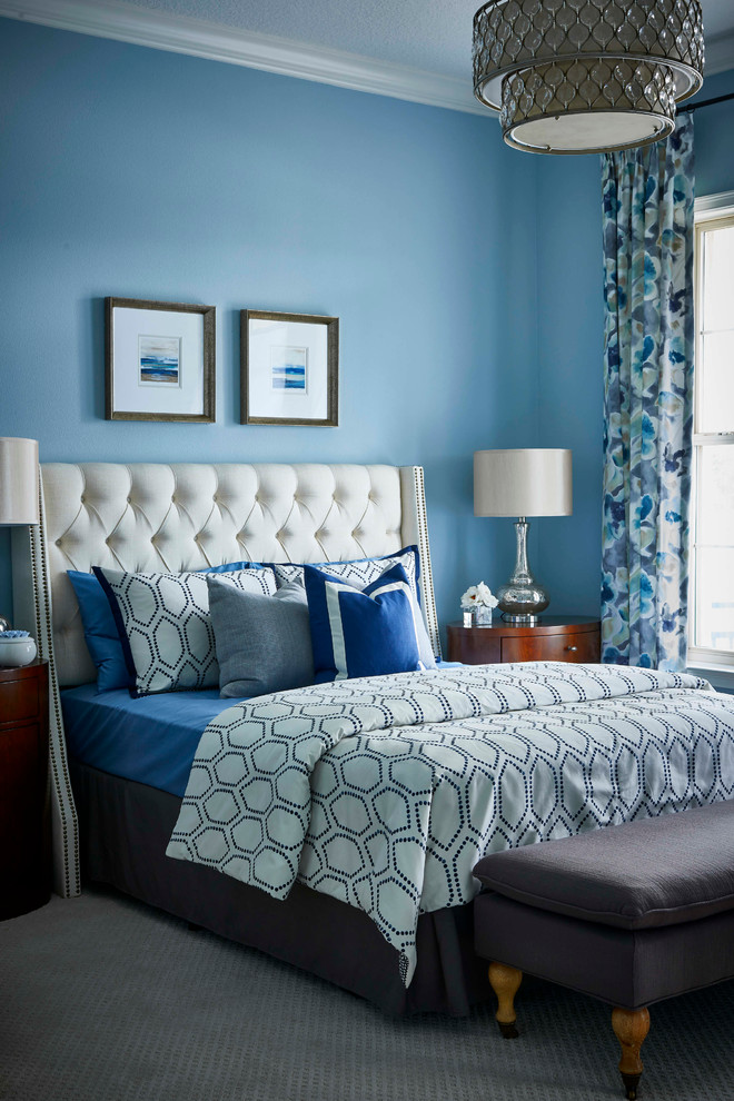 Cette photo montre une chambre chic de taille moyenne avec un mur bleu et aucune cheminée.