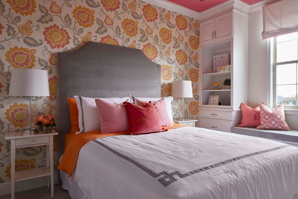 На фото: гостевая спальня среднего размера, (комната для гостей) в стиле неоклассика (современная классика) с разноцветными стенами и ковровым покрытием без камина с