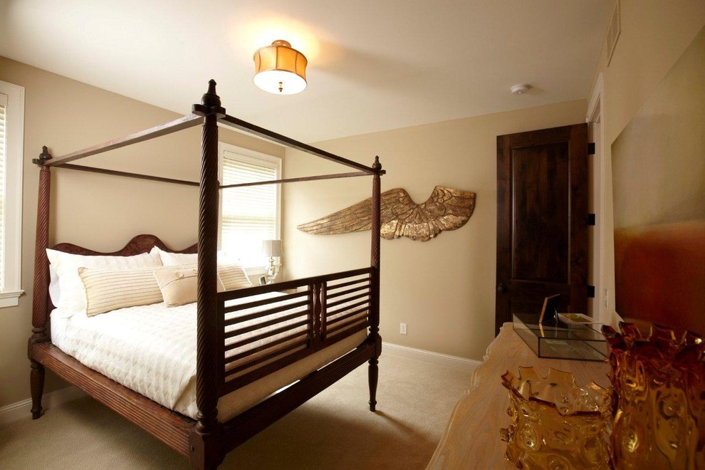 Diseño de dormitorio tradicional con paredes beige y moqueta