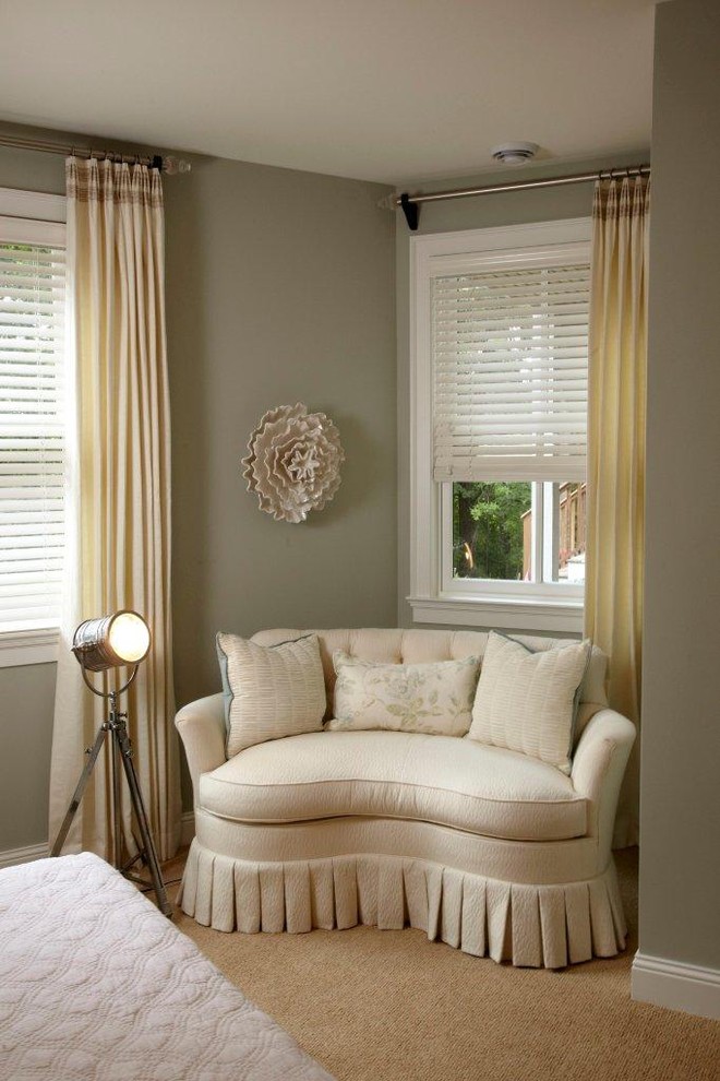 Источник вдохновения для домашнего уюта: спальня в классическом стиле с серыми стенами и ковровым покрытием