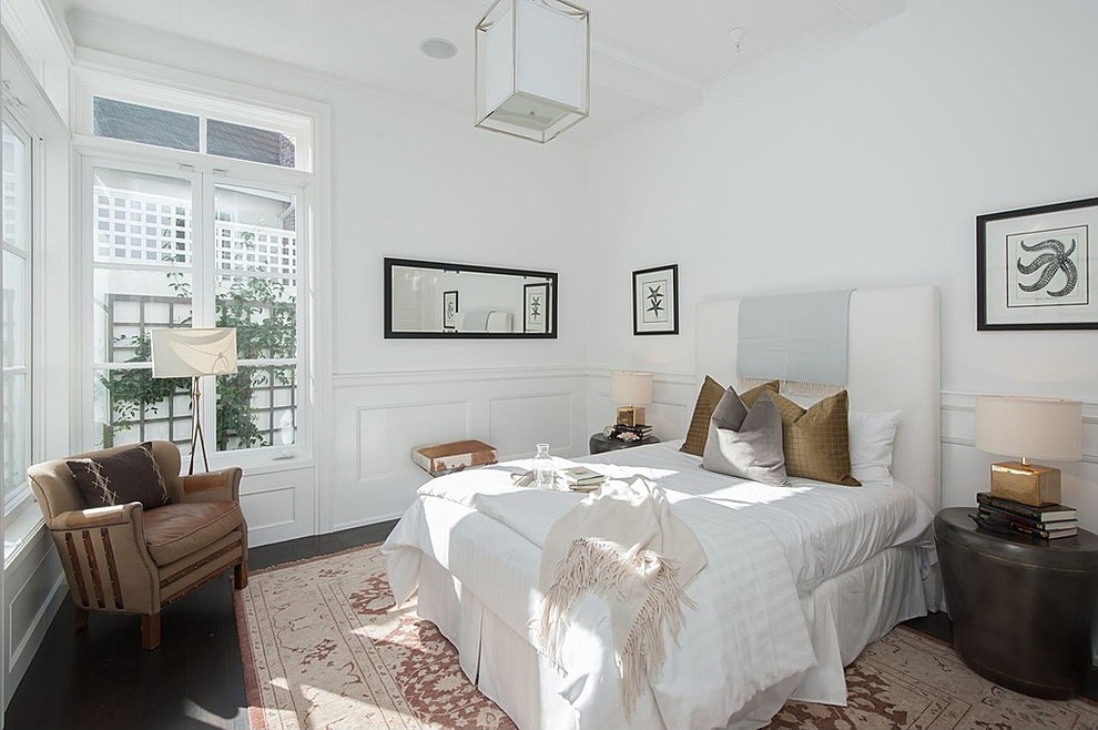 ロサンゼルスにあるトランジショナルスタイルのおしゃれな寝室 (白い壁、濃色無垢フローリング、黒い床、グレーとブラウン) のレイアウト