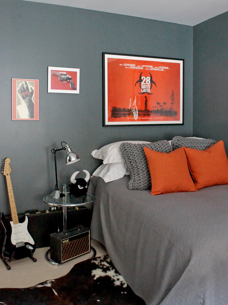 Kleines Modernes Schlafzimmer ohne Kamin mit grauer Wandfarbe und Teppichboden in London