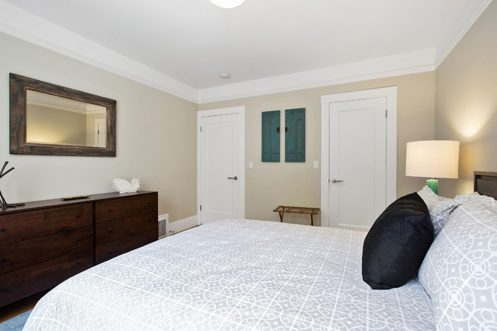 Foto de habitación de invitados ecléctica de tamaño medio con paredes grises y suelo de madera en tonos medios