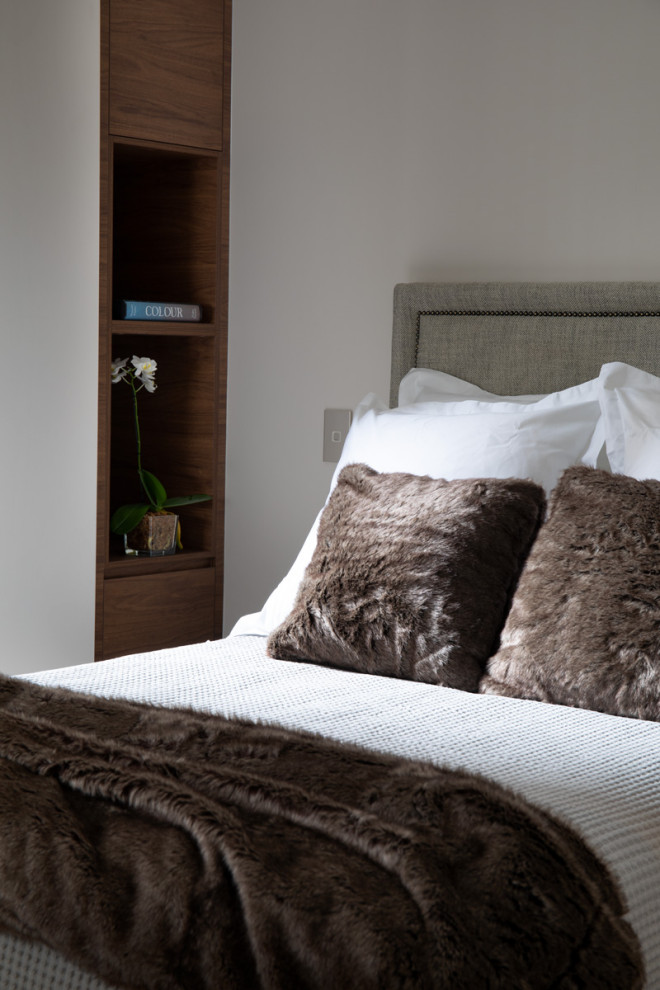 Ejemplo de dormitorio principal actual de tamaño medio con paredes beige, moqueta y suelo gris