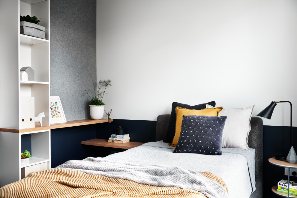 Exempel på ett mellanstort minimalistiskt sovrum, med vita väggar, heltäckningsmatta och grått golv