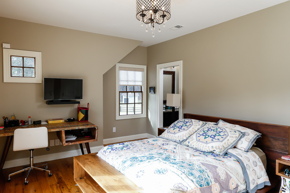 Пример оригинального дизайна: большая гостевая спальня (комната для гостей) в стиле неоклассика (современная классика) с серыми стенами и паркетным полом среднего тона без камина