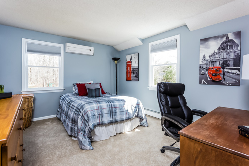 Foto di una camera degli ospiti classica di medie dimensioni con pareti blu, moquette, nessun camino e pavimento beige