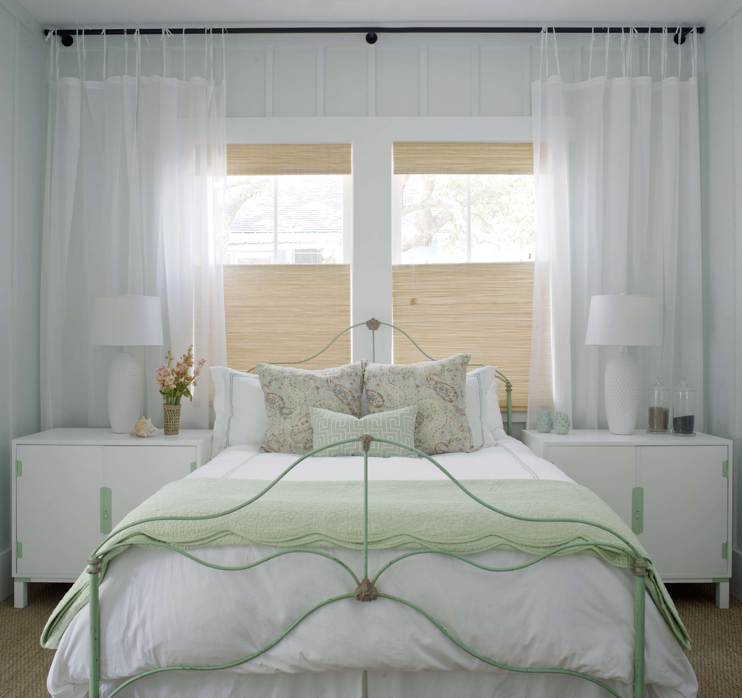 Featured image of post Curtains Behind Bed With Lights / So how do you decide what to go with, which will suit your lifestyle and what will look best in your home?