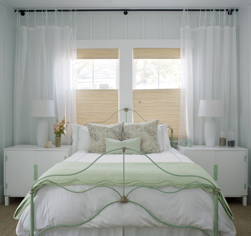 アトランタにある広いシャビーシック調のおしゃれな客用寝室 (白い壁、カーペット敷き、茶色い床、シアーカーテン) のレイアウト