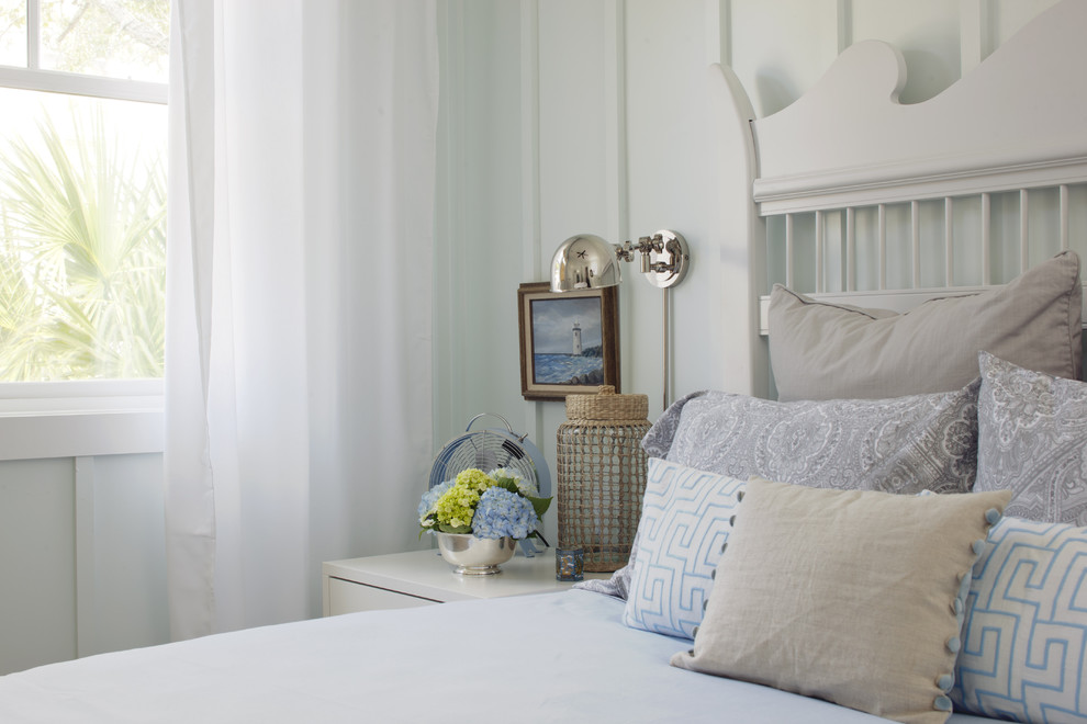 Ispirazione per una camera da letto stile marino con pareti bianche