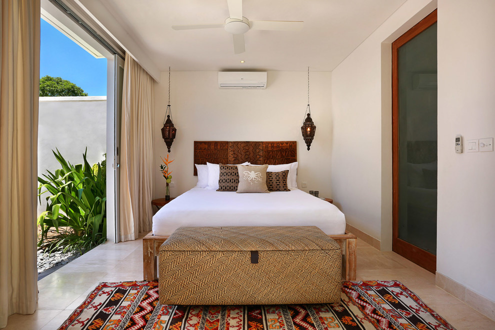 Источник вдохновения для домашнего уюта: хозяйская спальня среднего размера в морском стиле с белыми стенами и мраморным полом без камина