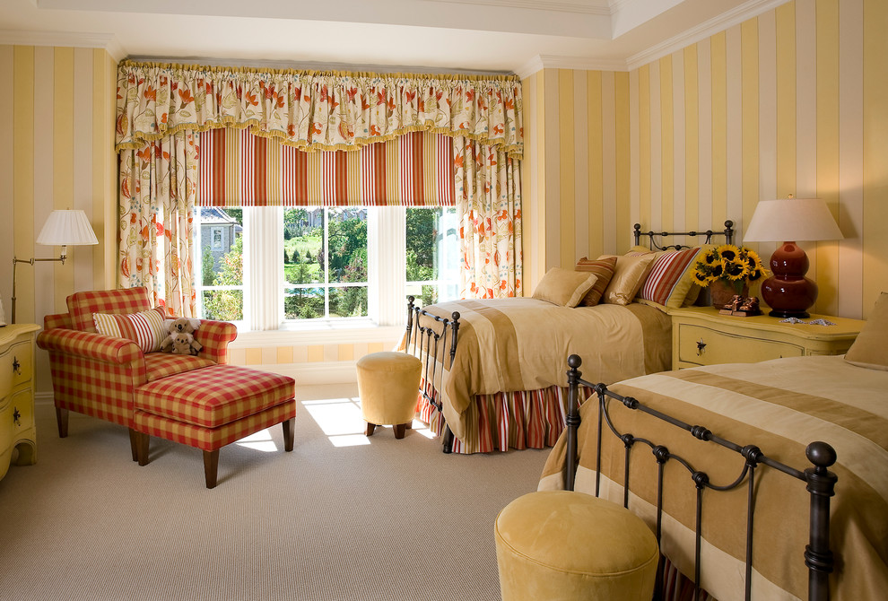 Идея дизайна: большая гостевая спальня (комната для гостей) в классическом стиле с желтыми стенами и ковровым покрытием