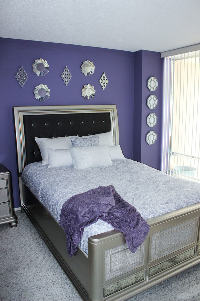 На фото: гостевая спальня среднего размера, (комната для гостей) в современном стиле с фиолетовыми стенами и ковровым покрытием без камина с