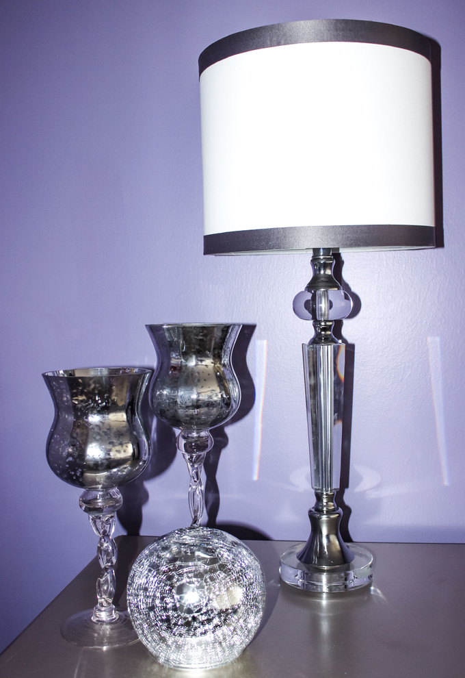Modelo de habitación de invitados bohemia de tamaño medio sin chimenea con paredes púrpuras y moqueta