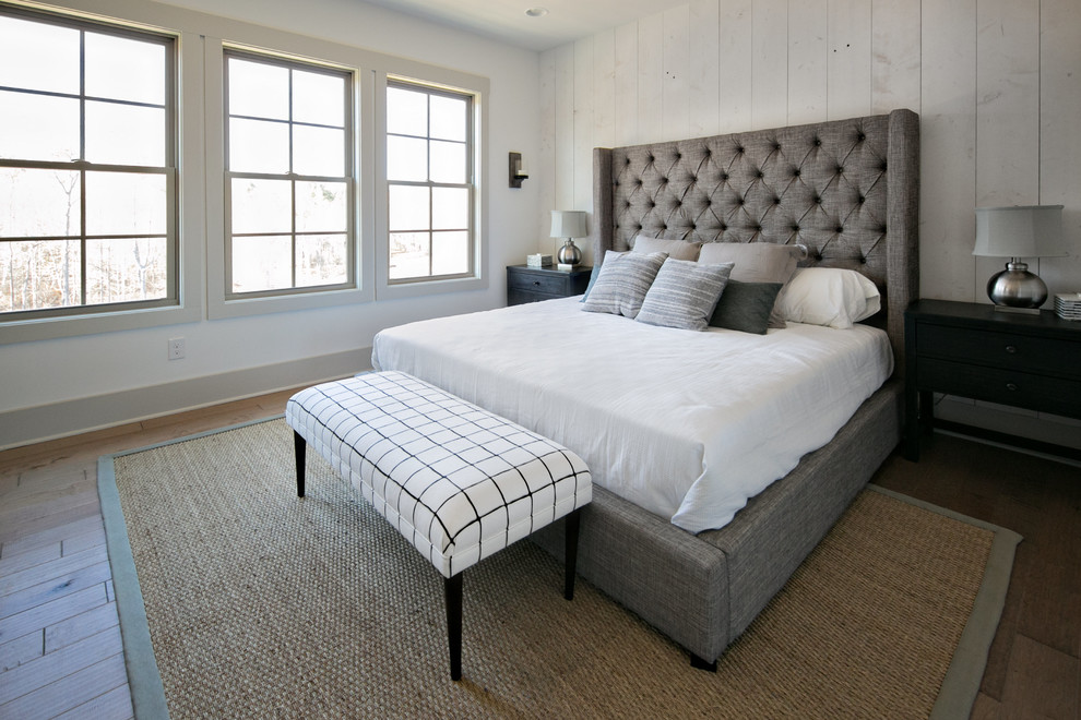Idéer för ett klassiskt sovrum, med vita väggar och ljust trägolv