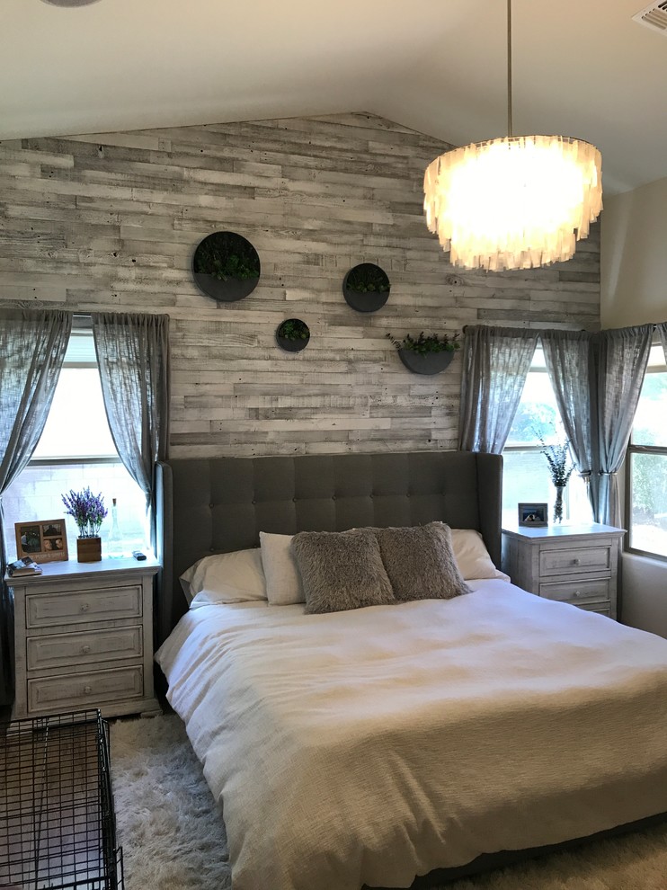 Immagine di una camera da letto country con pareti bianche