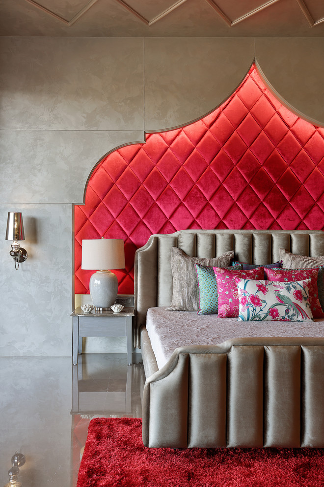 На фото: спальня в средиземноморском стиле с красными стенами и серым полом с