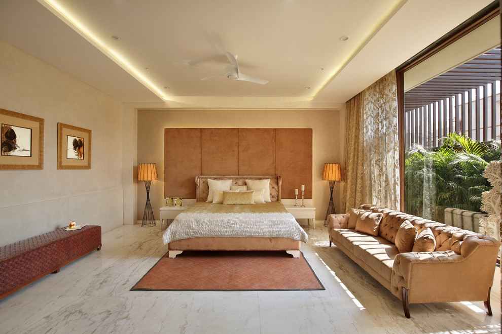 Idee per una camera matrimoniale mediterranea con pareti beige, pavimento in marmo e pavimento beige