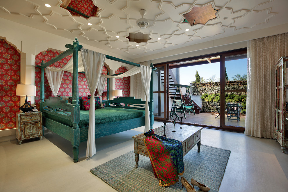 Стильный дизайн: большая хозяйская спальня в средиземноморском стиле с разноцветными стенами и бежевым полом - последний тренд