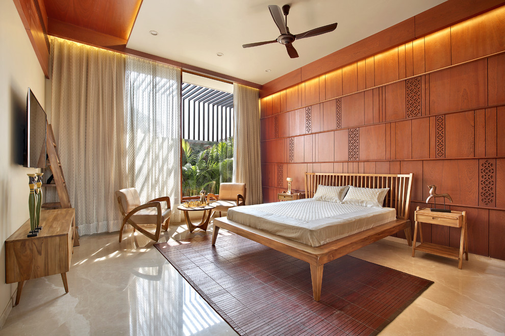 Mittelgroßes Mediterranes Hauptschlafzimmer mit beiger Wandfarbe, Marmorboden und beigem Boden in Ahmedabad