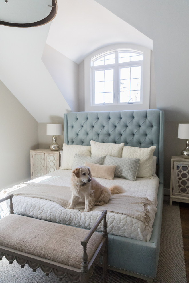 На фото: спальня в классическом стиле с серыми стенами без камина с