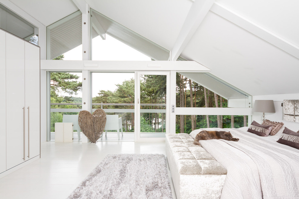 Ispirazione per una camera da letto contemporanea con pareti bianche e pavimento in legno verniciato