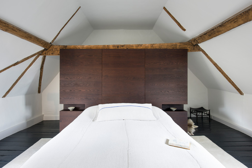 Источник вдохновения для домашнего уюта: хозяйская спальня среднего размера в современном стиле с белыми стенами, деревянным полом и черным полом без камина