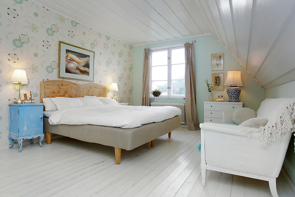 Exemple d'une chambre d'amis nature de taille moyenne avec un mur bleu, parquet peint, aucune cheminée et un sol blanc.