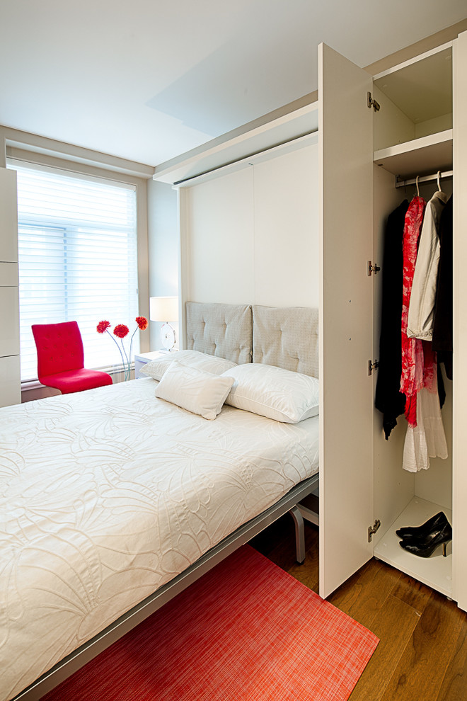Idee per una piccola camera degli ospiti moderna con pareti beige, pavimento in legno massello medio e nessun camino