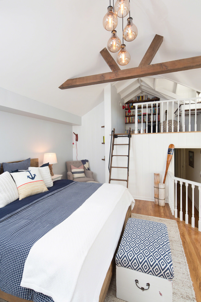 Idee per una piccola camera da letto stile loft stile marinaro con pareti grigie, pavimento in legno massello medio e nessun camino