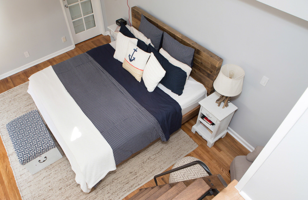 Стильный дизайн: маленькая хозяйская спальня в морском стиле с серыми стенами и паркетным полом среднего тона без камина для на участке и в саду - последний тренд