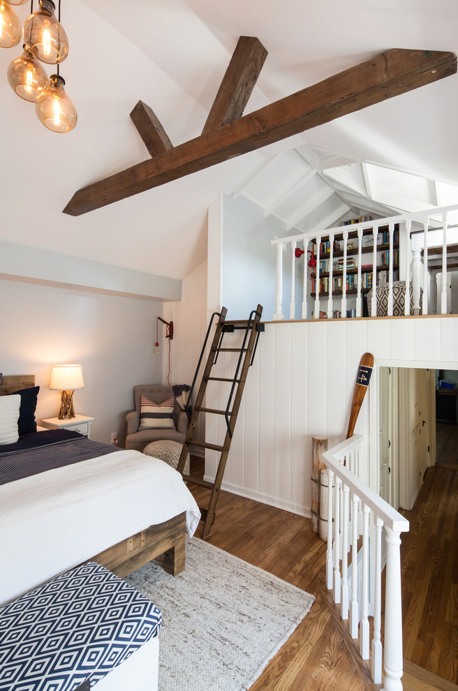 Immagine di una piccola camera da letto stile loft stile marinaro con pareti grigie, pavimento in legno massello medio e nessun camino