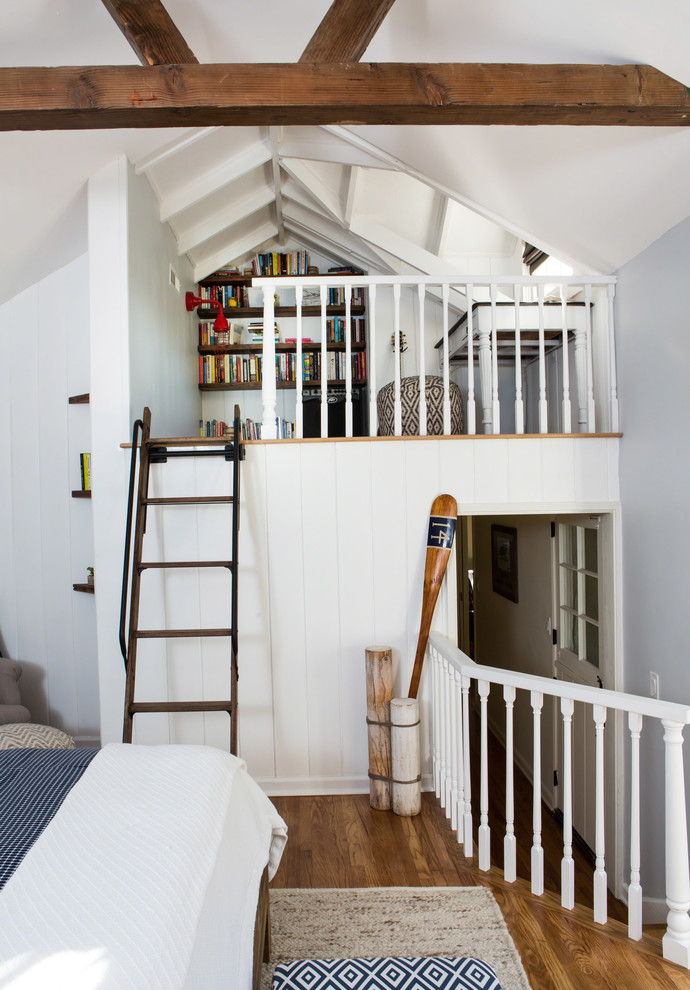 Ispirazione per una piccola camera da letto stile loft stile marino con pareti grigie, pavimento in legno massello medio e nessun camino