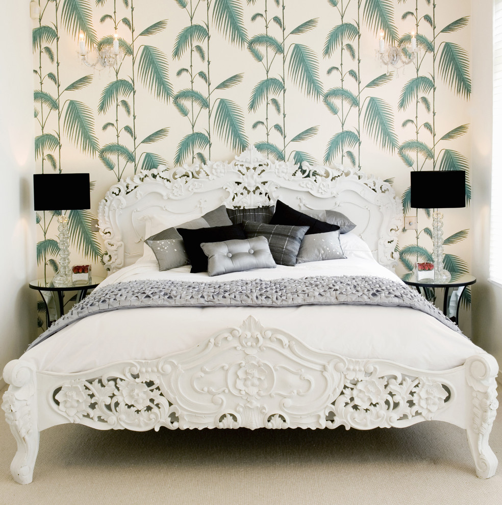 Свежая идея для дизайна: спальня в стиле неоклассика (современная классика) с разноцветными стенами и ковровым покрытием - отличное фото интерьера