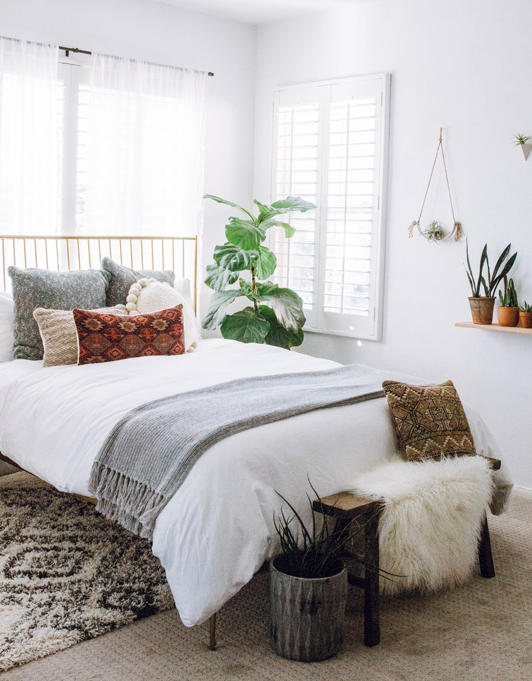 Foto di una camera da letto chic con pareti bianche, moquette e pavimento beige