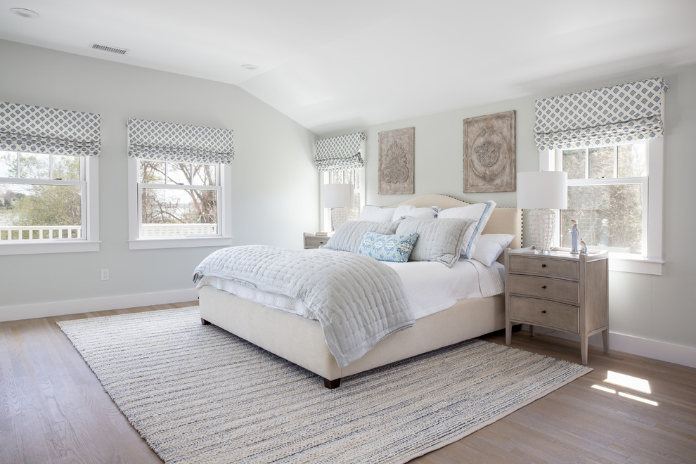 Imagen de dormitorio marinero con paredes grises, suelo de madera en tonos medios y suelo marrón