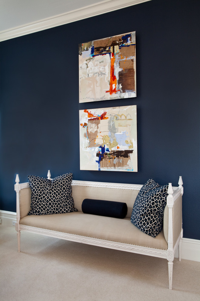 Idee per una camera degli ospiti tradizionale con pareti blu e moquette