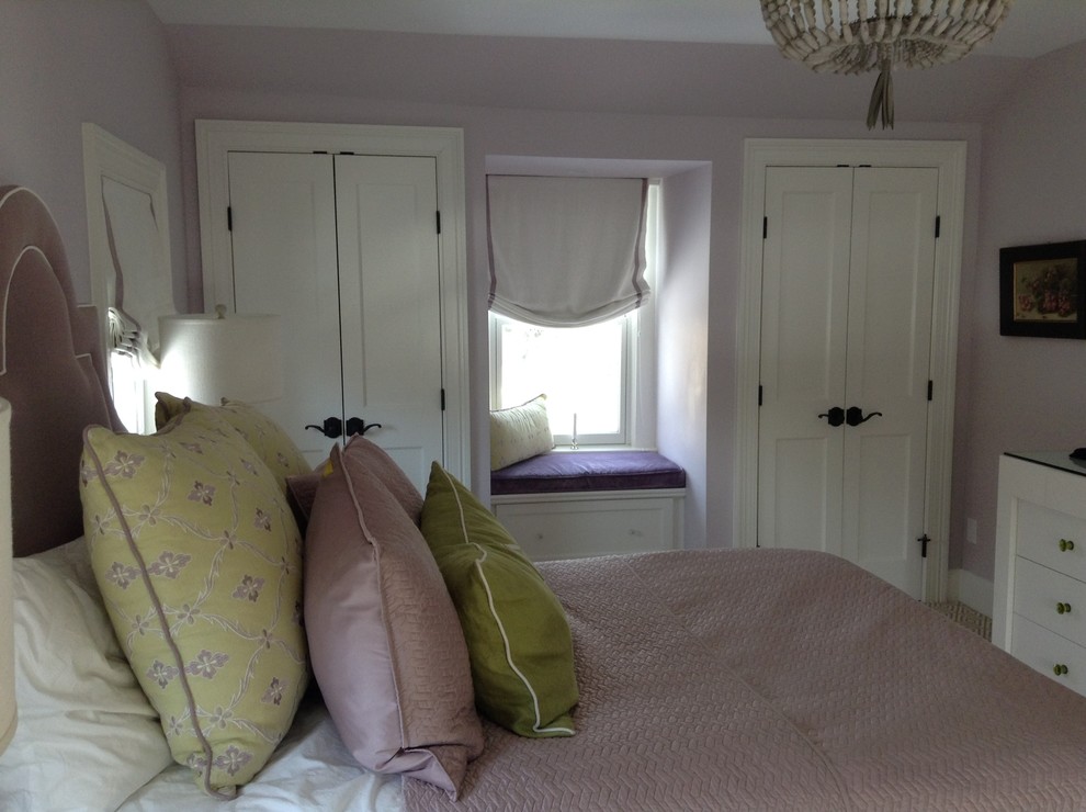 Foto de dormitorio contemporáneo de tamaño medio con paredes púrpuras y moqueta