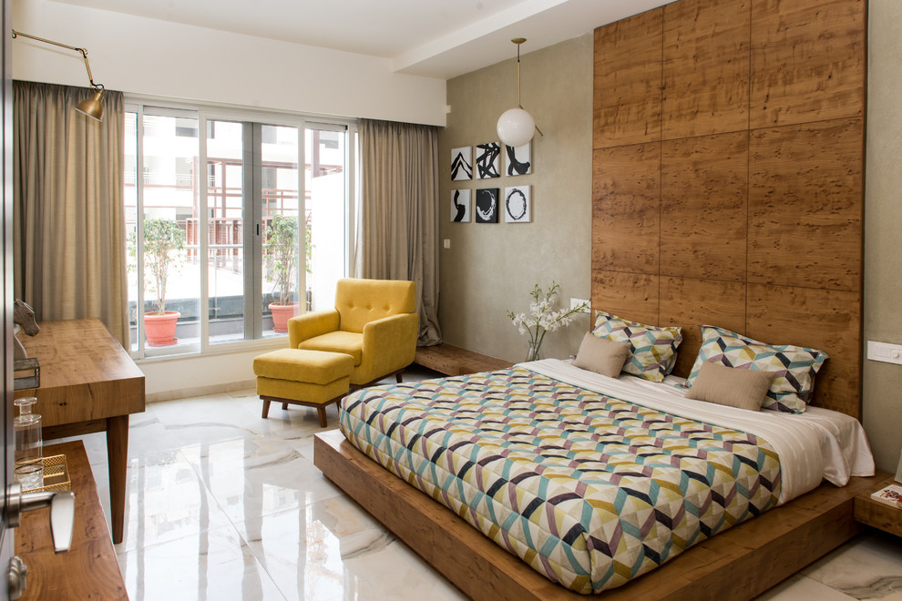 Diseño de dormitorio contemporáneo con paredes beige y suelo blanco