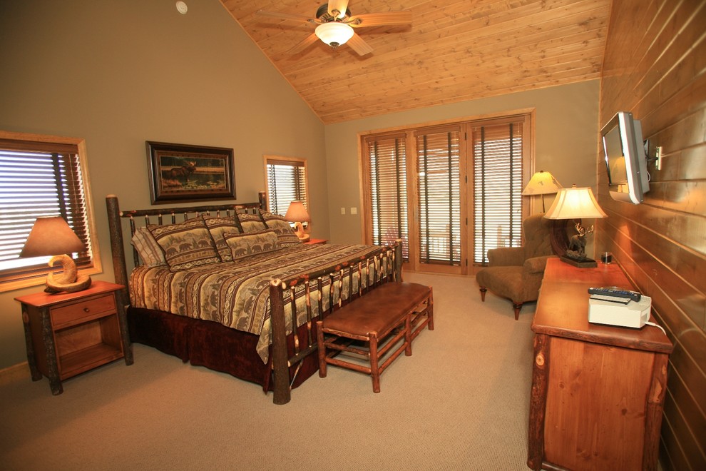 Ejemplo de dormitorio tipo loft rústico grande sin chimenea con paredes verdes y moqueta