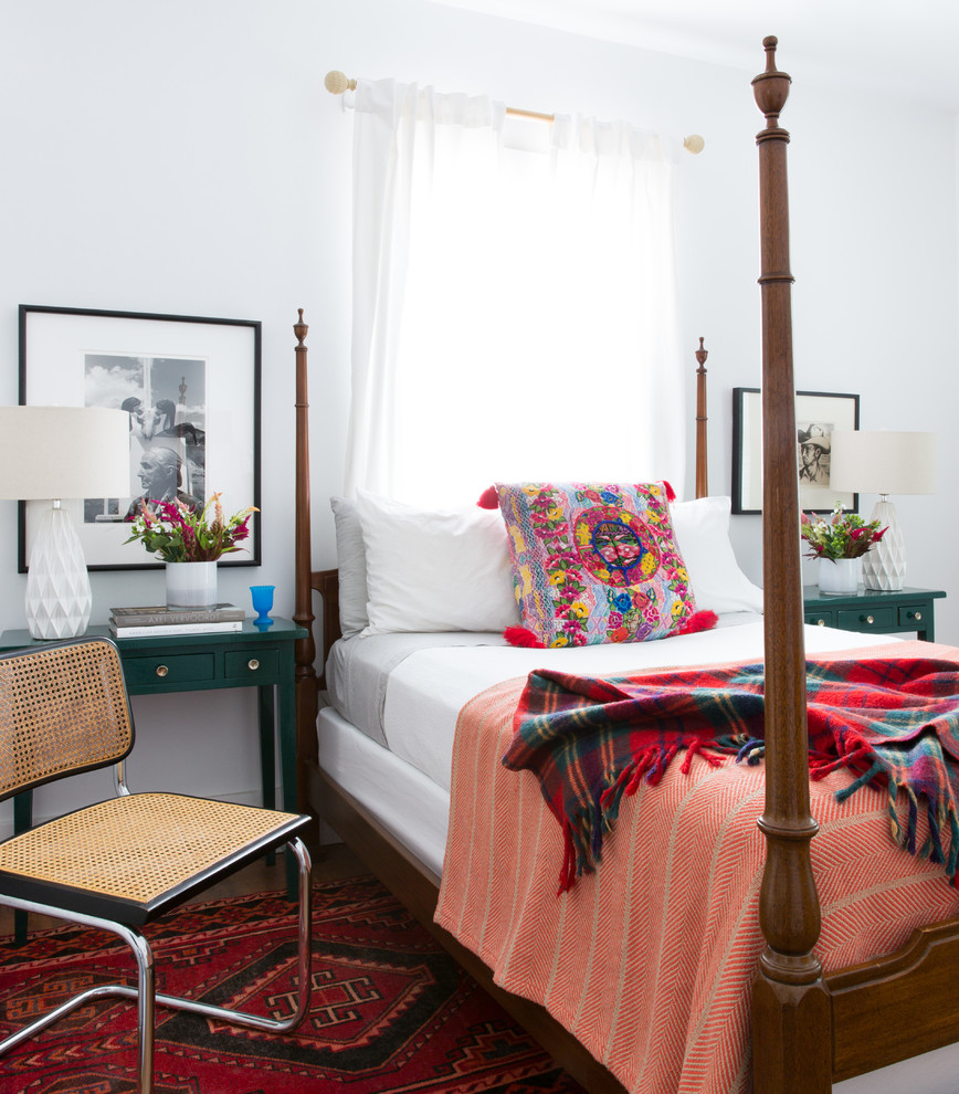 Eklektisches Schlafzimmer mit weißer Wandfarbe in Austin