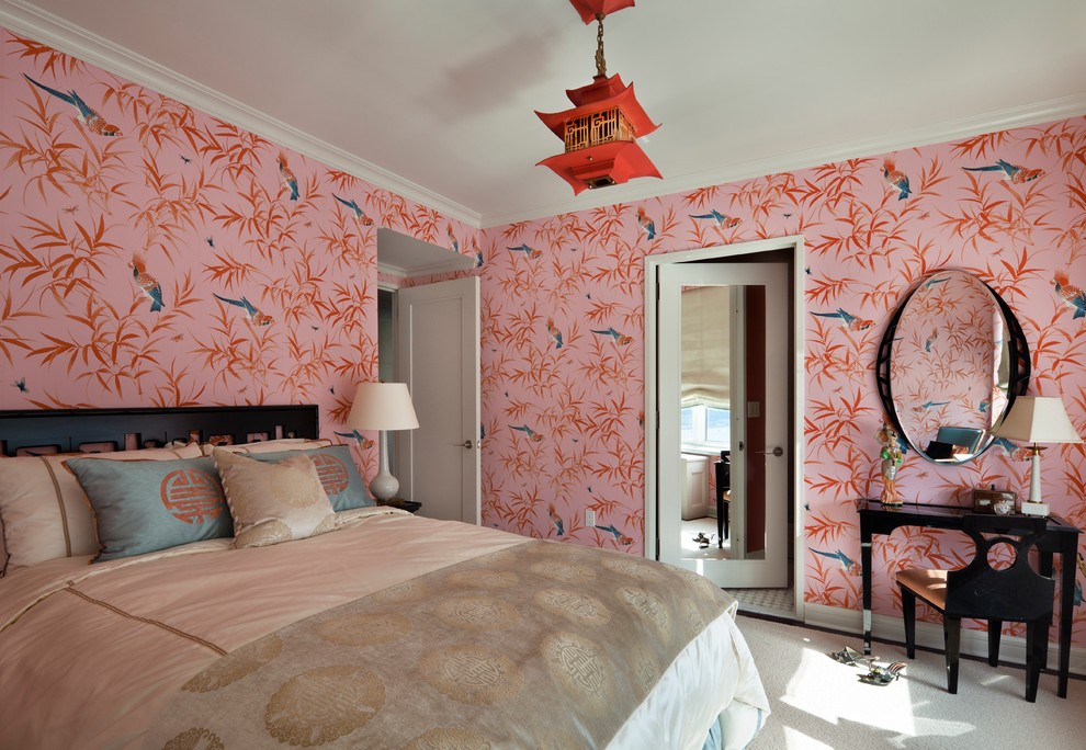 Пример оригинального дизайна: большая хозяйская спальня в восточном стиле с разноцветными стенами и ковровым покрытием без камина