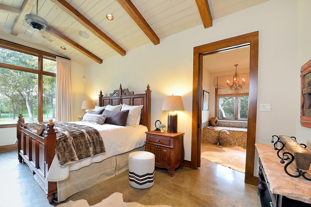 Foto de dormitorio principal de estilo americano grande sin chimenea con paredes beige y suelo de cemento
