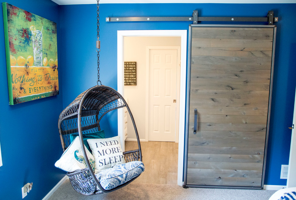 Idéer för mellanstora funkis sovrum, med blå väggar och heltäckningsmatta