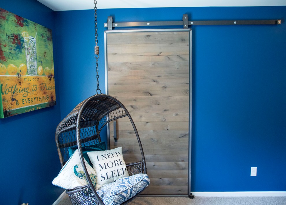 Imagen de dormitorio actual de tamaño medio con paredes azules y moqueta