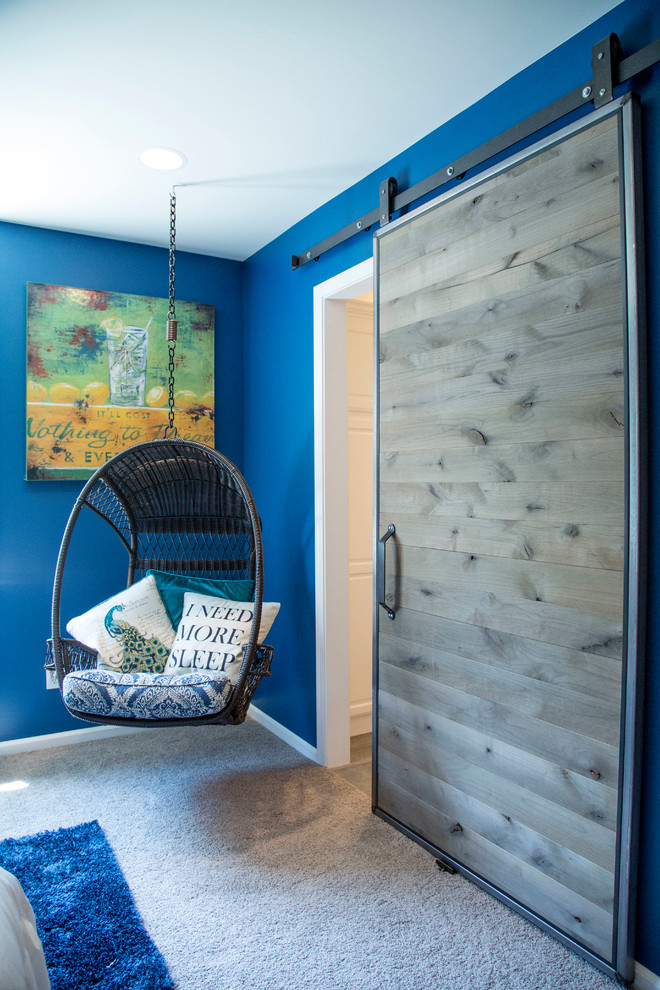 Mittelgroßes Modernes Schlafzimmer mit blauer Wandfarbe und Teppichboden in Kansas City