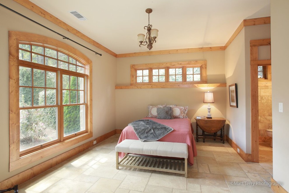 Foto di una camera da letto stile americano di medie dimensioni con pareti beige, pavimento con piastrelle in ceramica e nessun camino