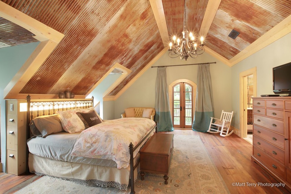 Источник вдохновения для домашнего уюта: большая хозяйская спальня в стиле шебби-шик с бежевыми стенами и паркетным полом среднего тона без камина