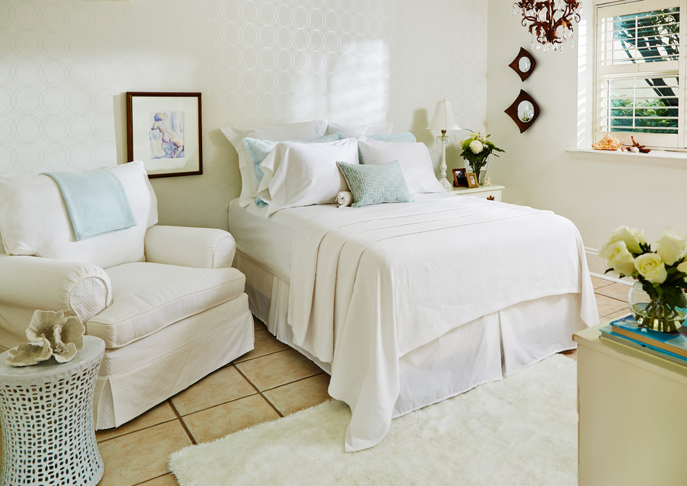 Immagine di una piccola camera degli ospiti costiera con pareti bianche, pavimento con piastrelle in ceramica e nessun camino